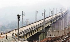 渝黔铁路新线重庆段接触网施工进度过半