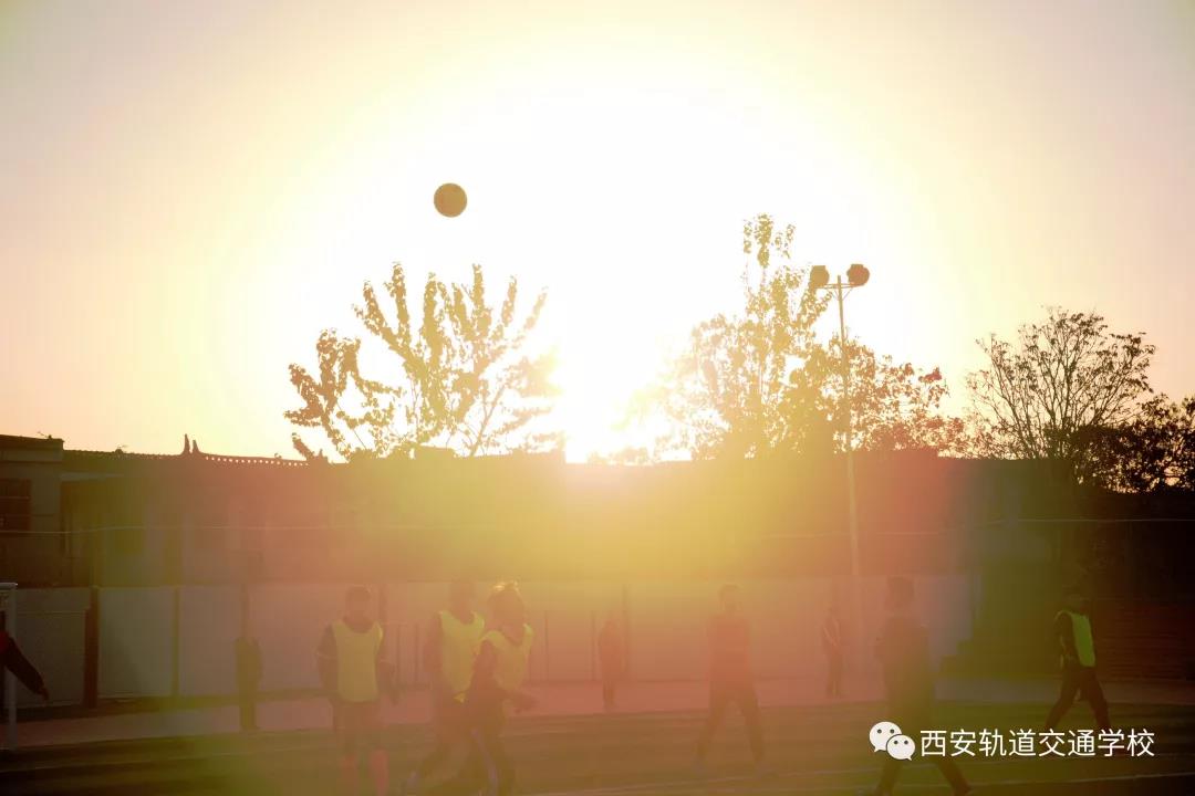 西轨足球友谊赛 | 绿茵场上的少年，愿你一直奔跑